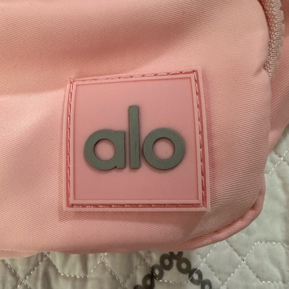 NWOT ALO Yoga Light Pink Belt Bag- plastic on zipper pulls & adjustable piece. - Picture 4 of 8